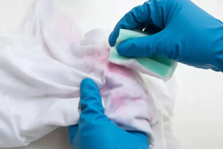 Proč z ručníku nepustí barva na vlasy: Největší chybu děláme hned po barvení