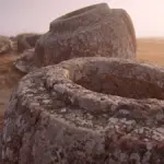 Proč archeologové v Laosu vkládali desítky těl do obřích kamenných nádob