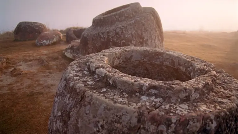 Proč archeologové v Laosu vkládali desítky těl do obřích kamenných nádob