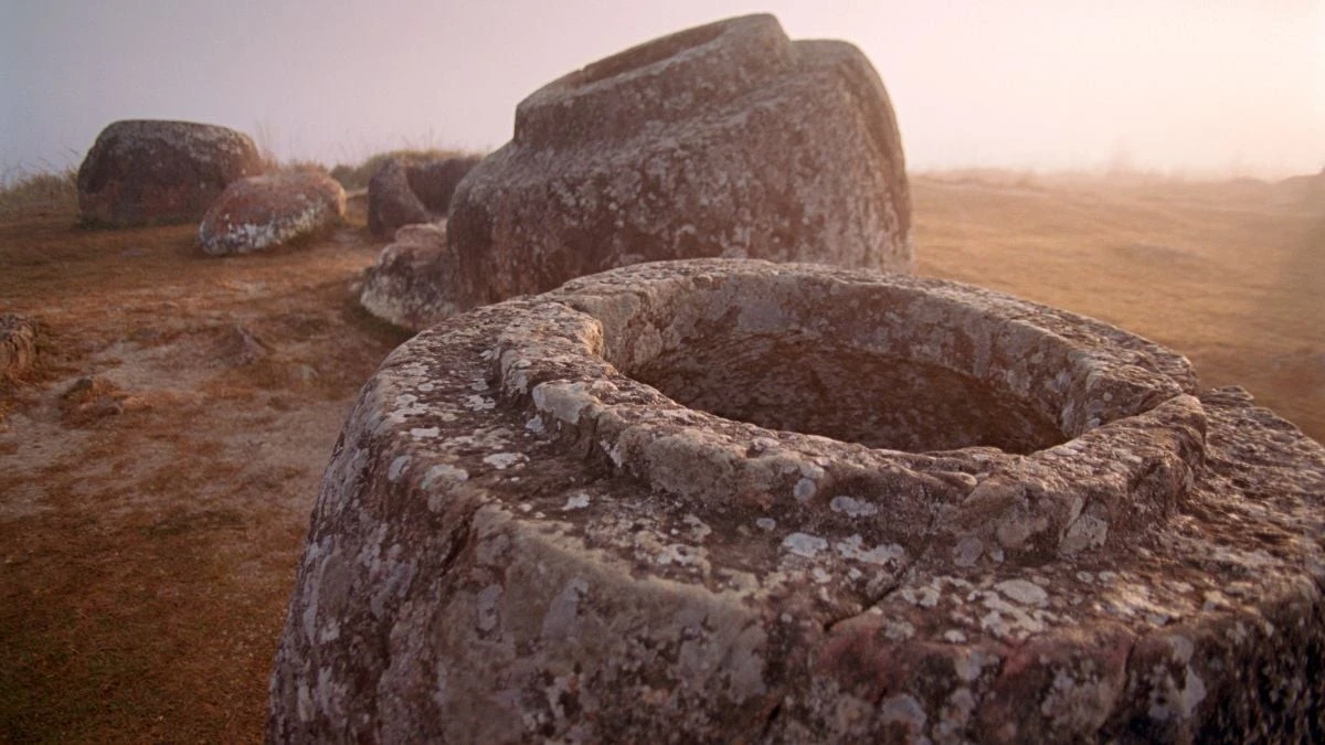 Proč archeologové v Laosu vkládali desítky těl do obřích kamenných nádob
