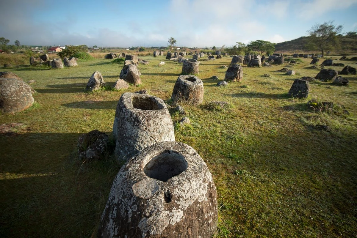 Proč archeologové v Laosu vkládali desítky těl do obřích kamenných nádob - image 1