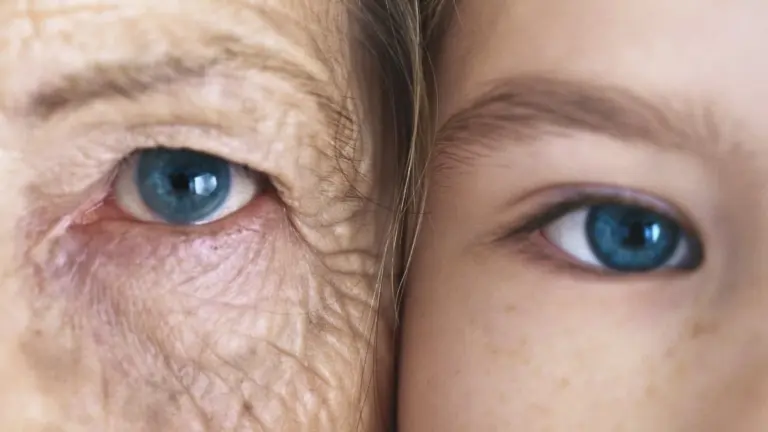 Proč kolem 44. roku najednou zestárneme: Biologové objevili dva věkové skoky