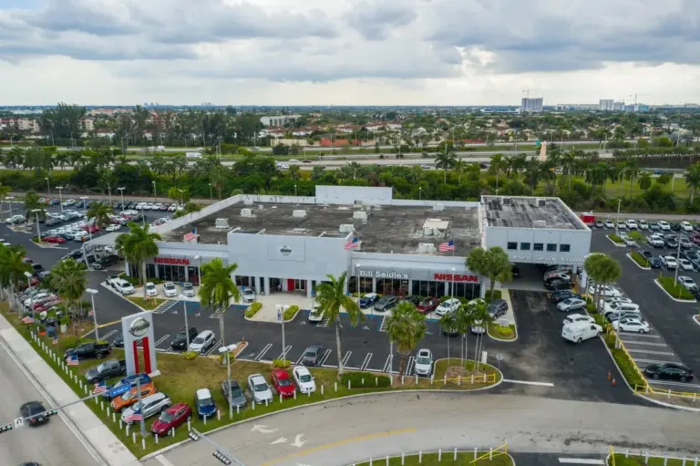 Proč největší britská automobilka běží jen na půl plynu a co to znamená pro nás
