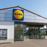 Proč obchody dávají na běžný salám bezpečnostní čipy