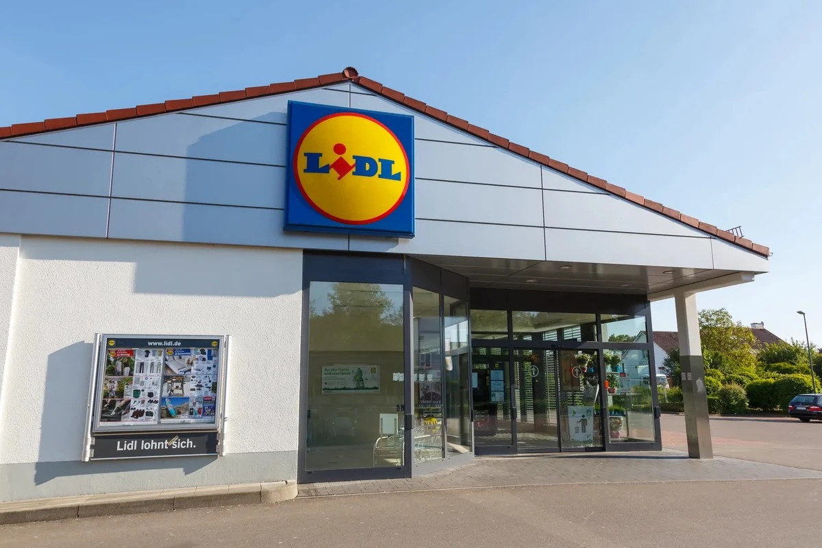 Proč obchody dávají na běžný salám bezpečnostní čipy