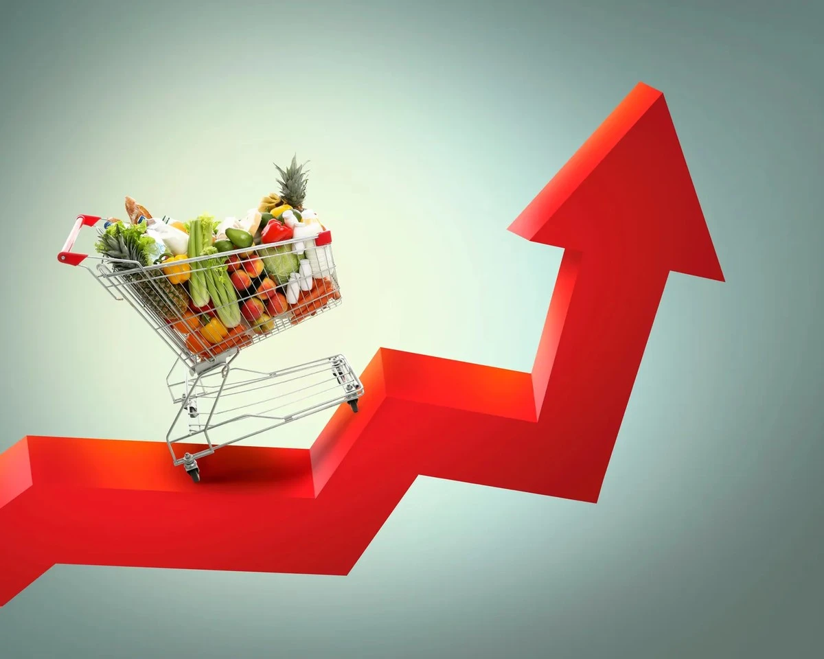 Proč platíte za drahou naftu i u pokladny v supermarketu
