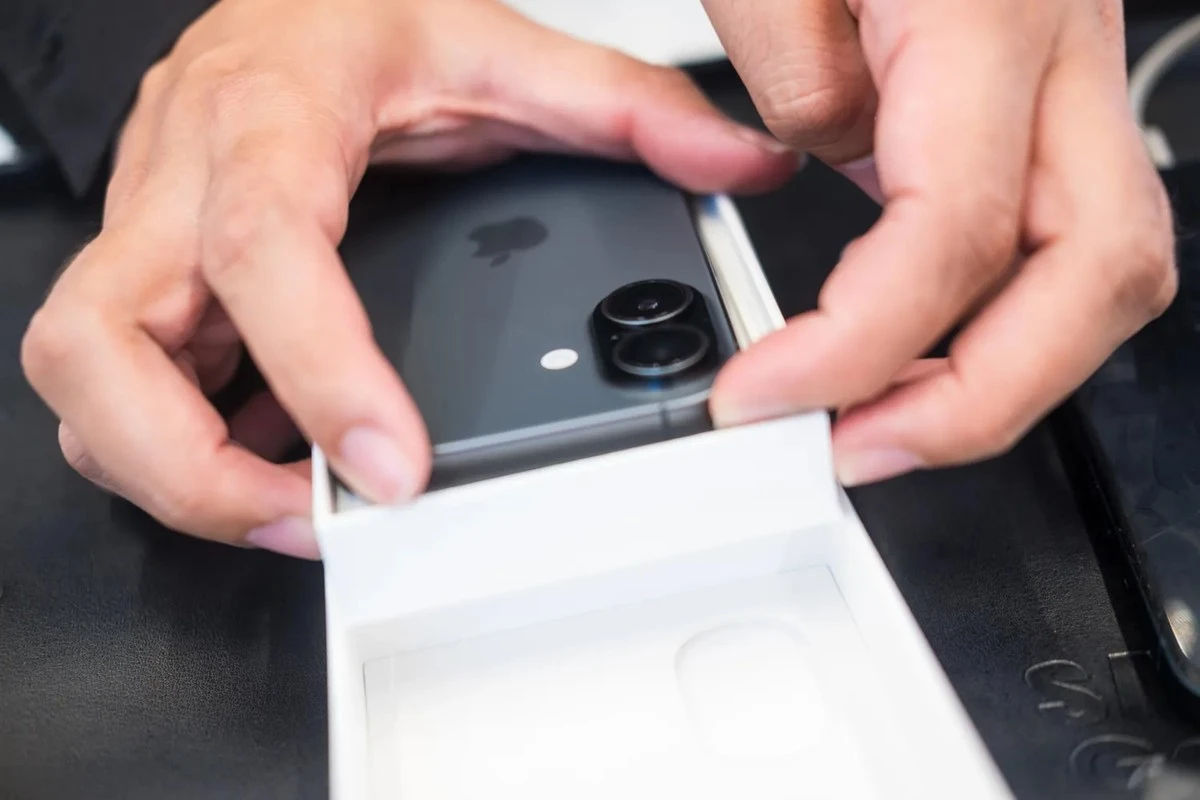 Proč se krabička od iPhonu otevírá tak pomalu: Důvodem je pravidlo sedmi sekund