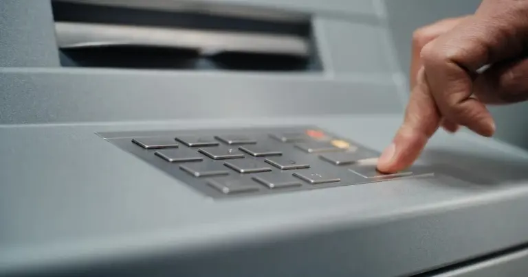 Proč se nevyplatí čekat u bankomatu, když vám nevrátí kartu