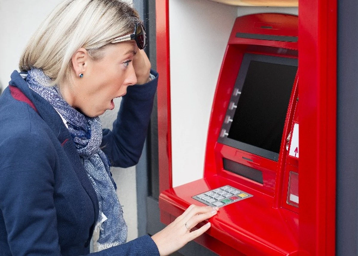 Proč se nevyplatí čekat u bankomatu, když vám nevrátí kartu - image 1