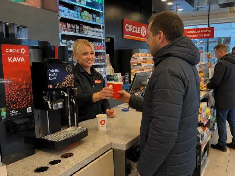 Proč se vyplatí měsíc nekupovat kávu na benzínce: Skutečná cena ranních rituálů