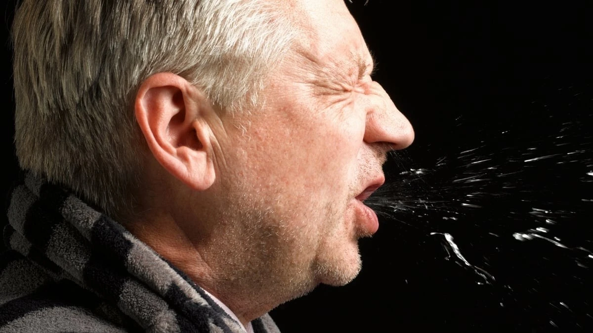 Proč se zkušení lékaři začínají obávat "stodenního kašle" u dospělých