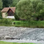 Proč se z vysněného domu u řeky stalo letní peklo, které majitelé nečekali