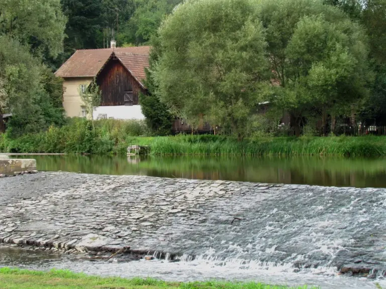 Proč se z vysněného domu u řeky stalo letní peklo, které majitelé nečekali