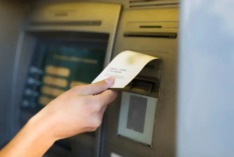 Proč už v bankomatu nikdy netisknu stvrzenku: Ta drobná chyba, kterou děláme u bankomatu všichni