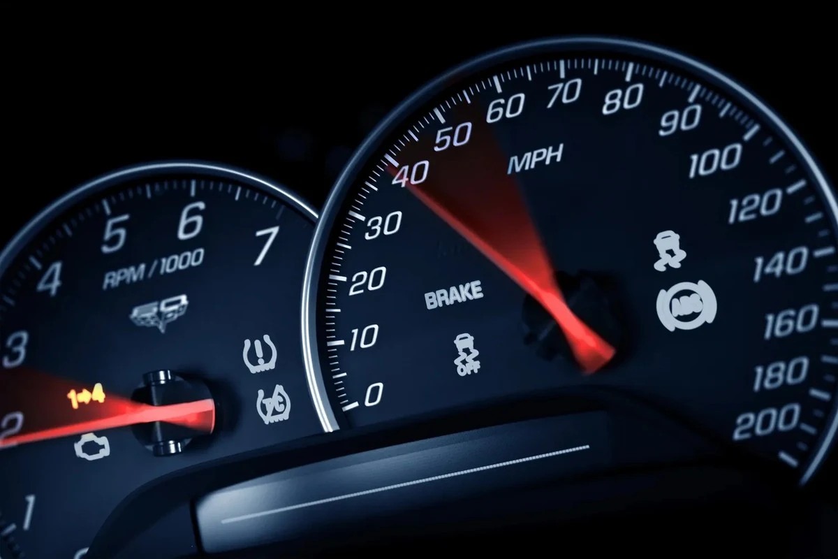 Proč váš tachometr ukazuje víc než navigace: Který údaj je ten pravý