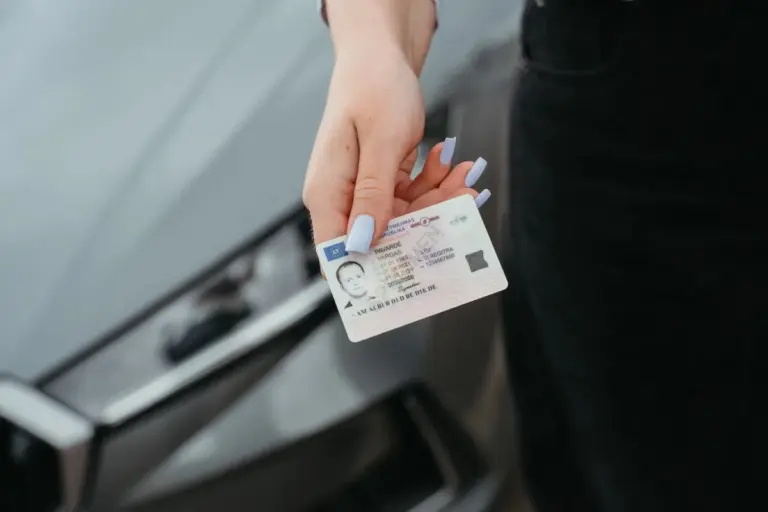Proč zákaz řízení v Německu brzy odstaví vaše auto i v Česku
