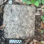 Proč zkušení archeologové zpozorněli u mramorové desky na obyčejné zahradě