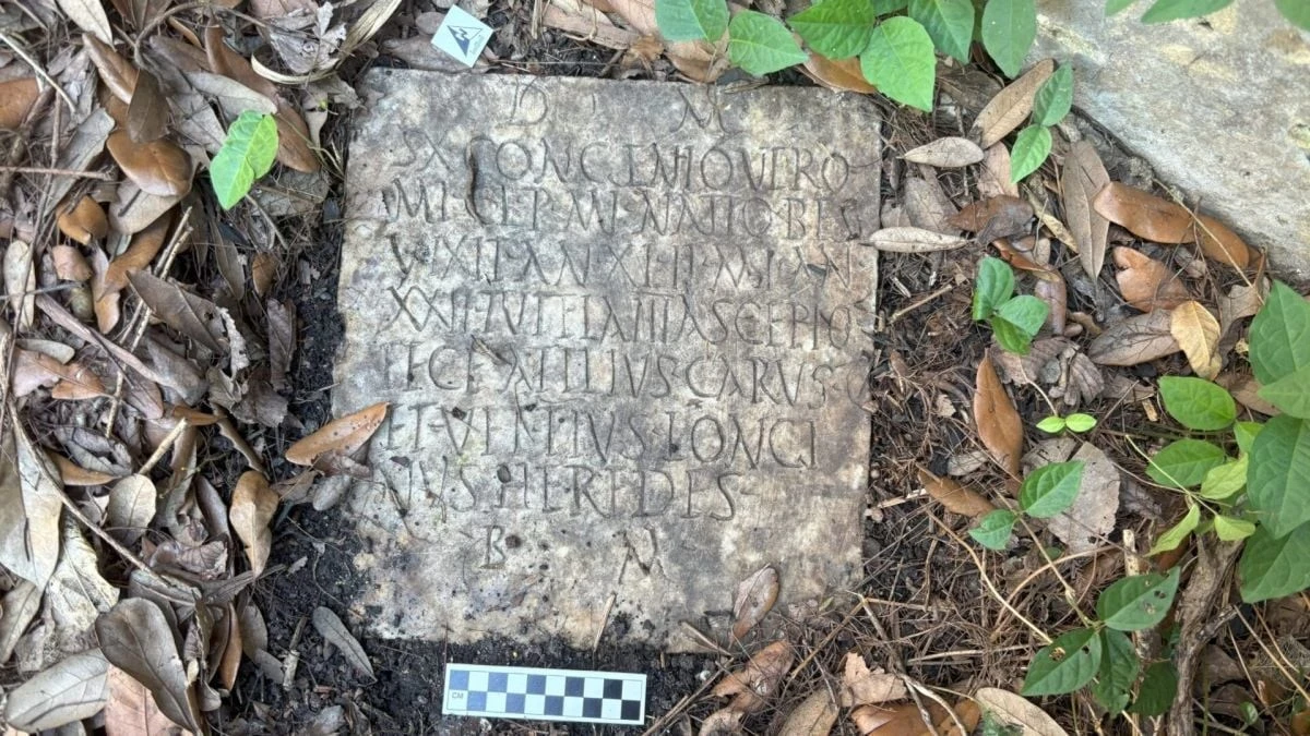 Proč zkušení archeologové zpozorněli u mramorové desky na obyčejné zahradě
