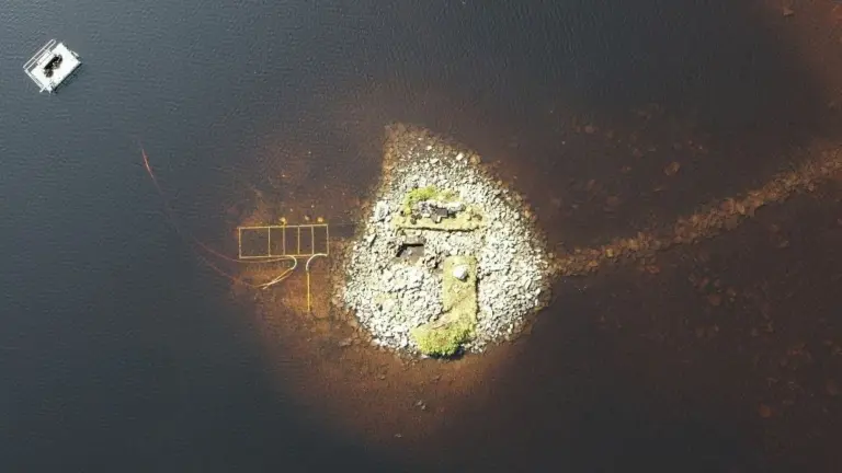 Proč zkušení archeologové zkoumají základy z proutí na dně skotských jezer