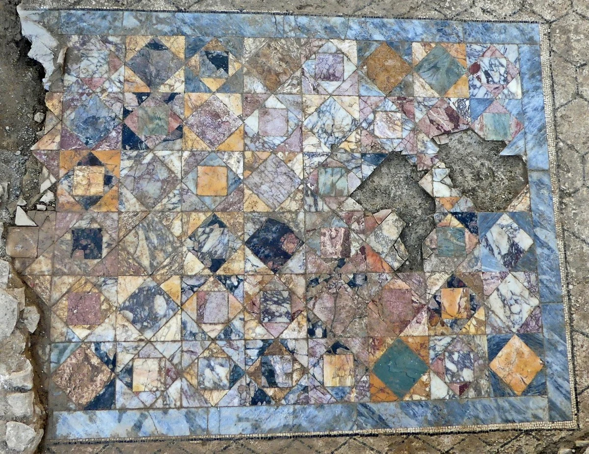 Proč zkušení archeologové zpozorněli u mramorové desky na obyčejné zahradě - image 1