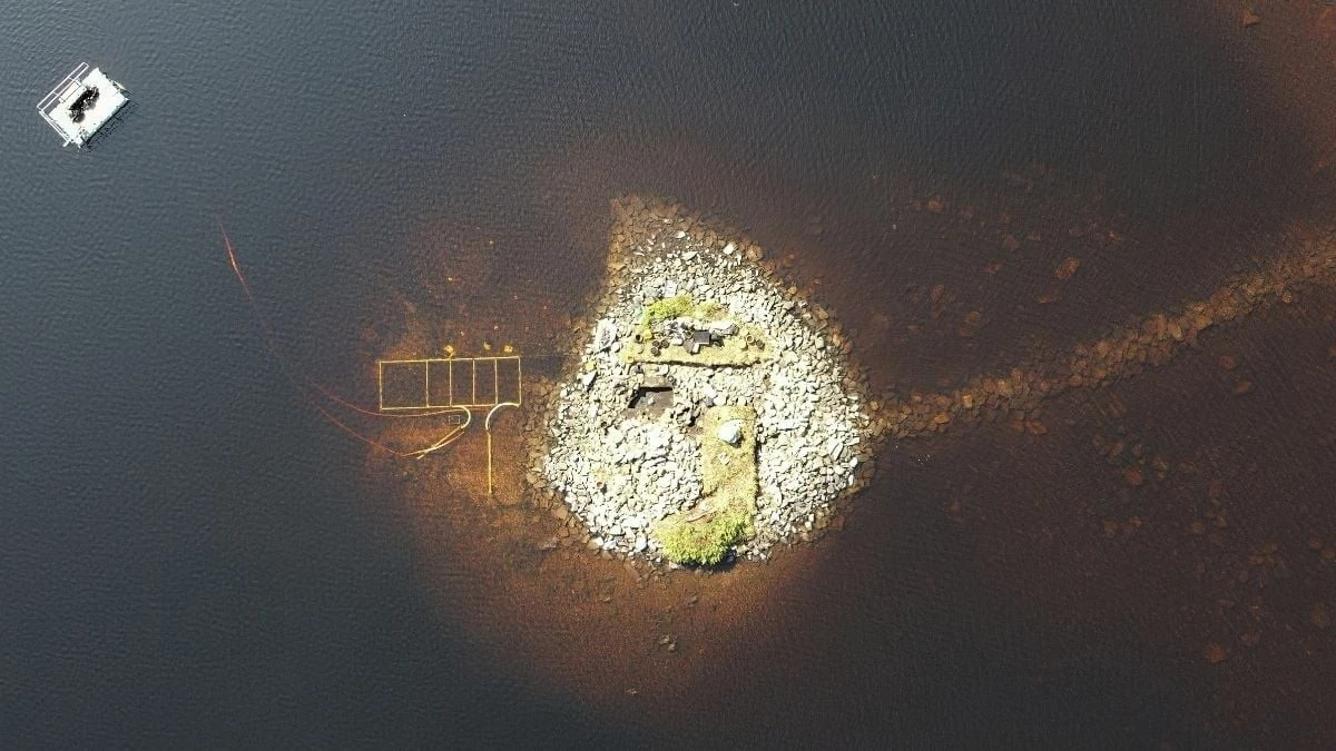 Proč zkušení archeologové zkoumají základy z proutí na dně skotských jezer