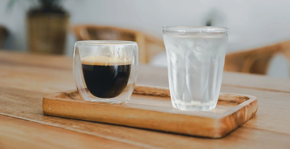 Proč zkušení baristé pijí vodu vždy před prvním douškem kávy - image 1