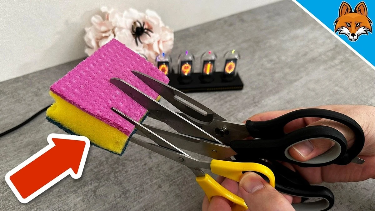 Proč zkušení čeští hostitelé vždy odstřihnou roh u kuchyňské houbičky - image 1