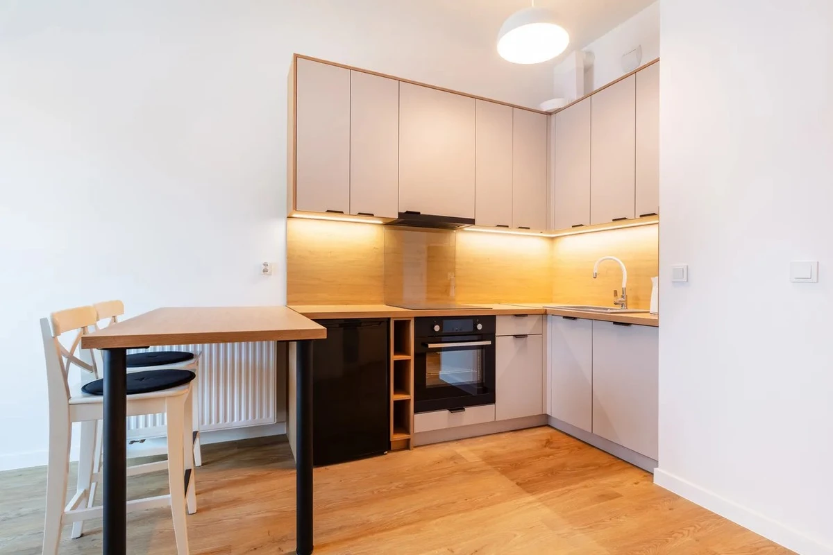 Proč zkušení designéři už nedávají kachličky nad kuchyňskou linku