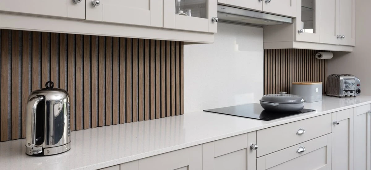 Proč zkušení designéři už nedávají kachličky nad kuchyňskou linku - image 1