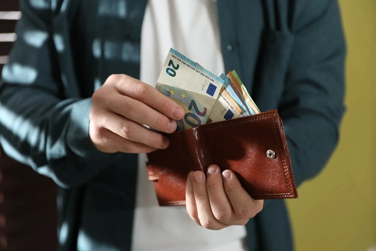 Proč zkušení ekonomové sledují hranici 2700 eur: Minimální mzda v Evropě odhalila drsnou pravdu