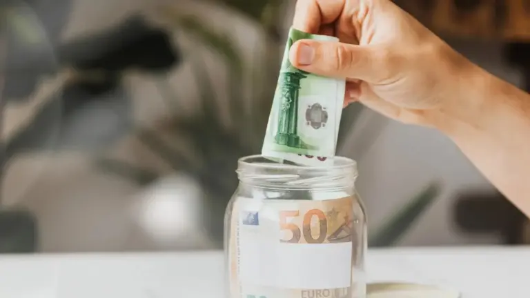 Proč zkušení finančníci hned po výplatě převádějí část peněz na jiný účet