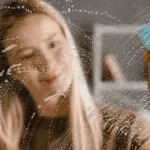 Proč zkušení hostitelé dávají tabletu na zubní protézy do kbelíku s vodou na okna