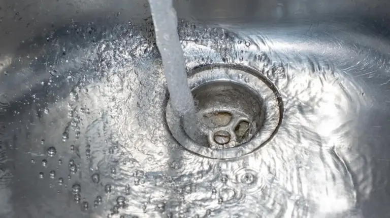 Proč zkušení instalatéři sypou do dřezu prášek do pečiva