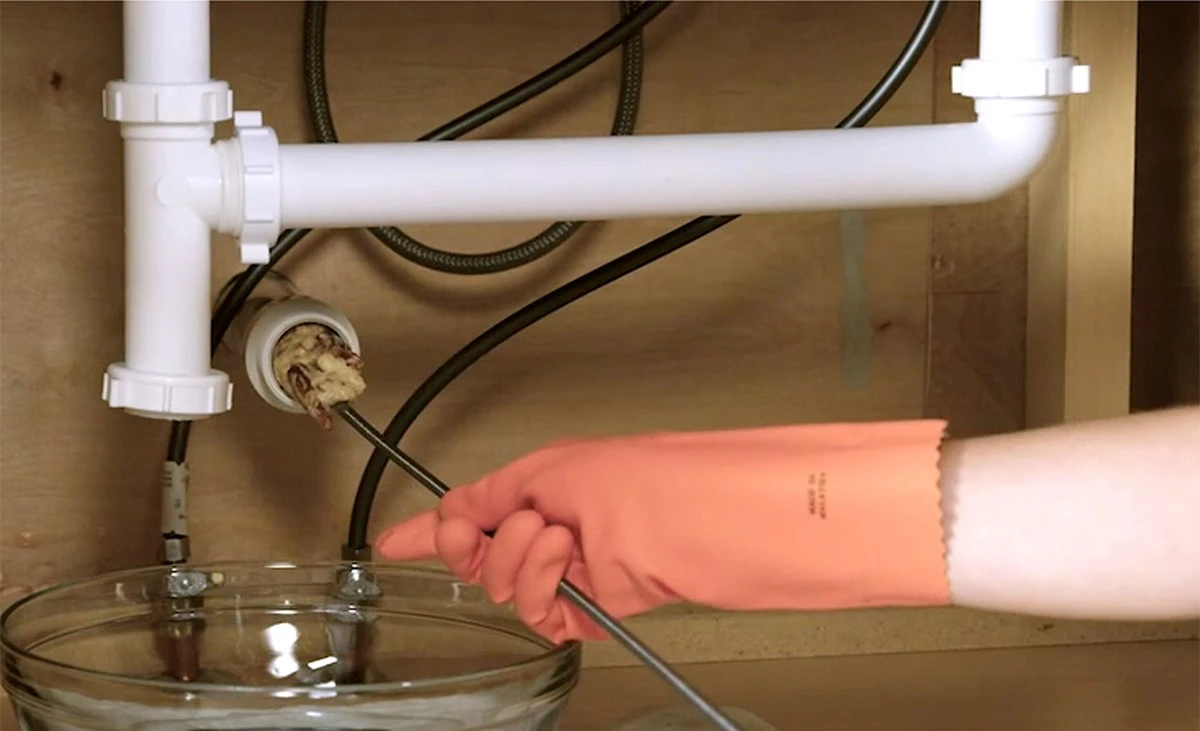 Proč zkušení instalatéři sypou do dřezu balíček prášku do pečiva - image 1