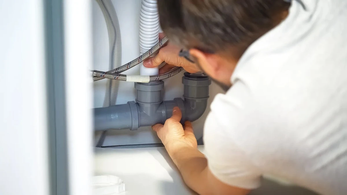 Proč zkušení instalatéři málokdy používají chemii: Skutečná příčina ucpaného odpadu