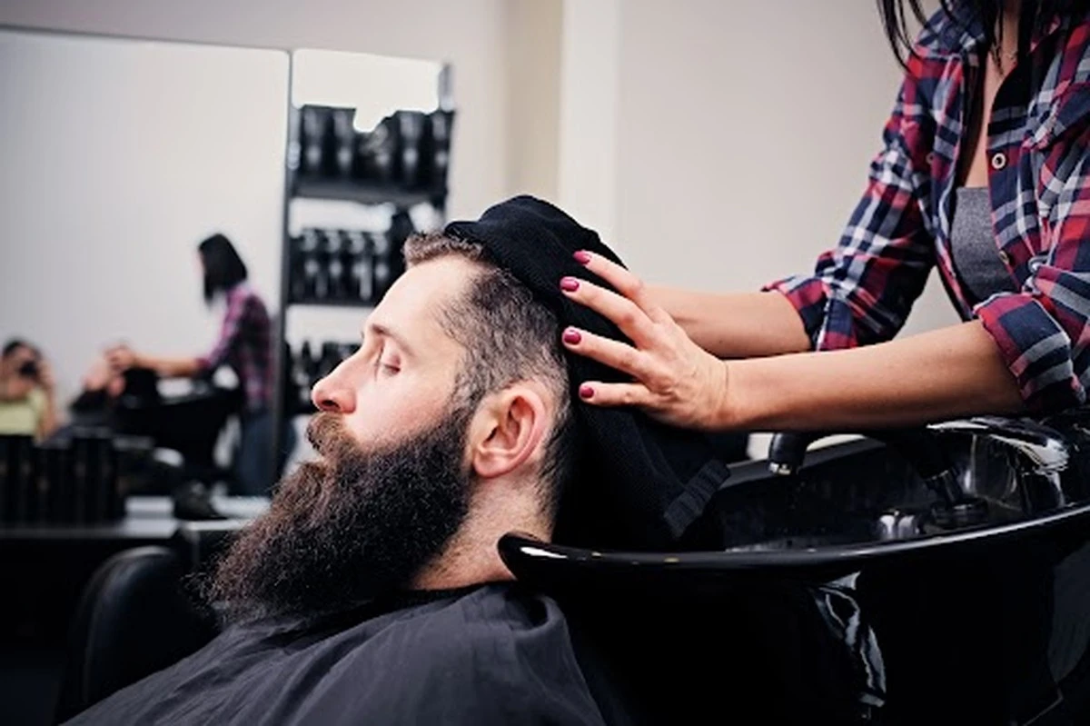 Proč zkušení kadeřníci nikdy nenanášejí kondicionér ke kořínkům vlasů - image 1