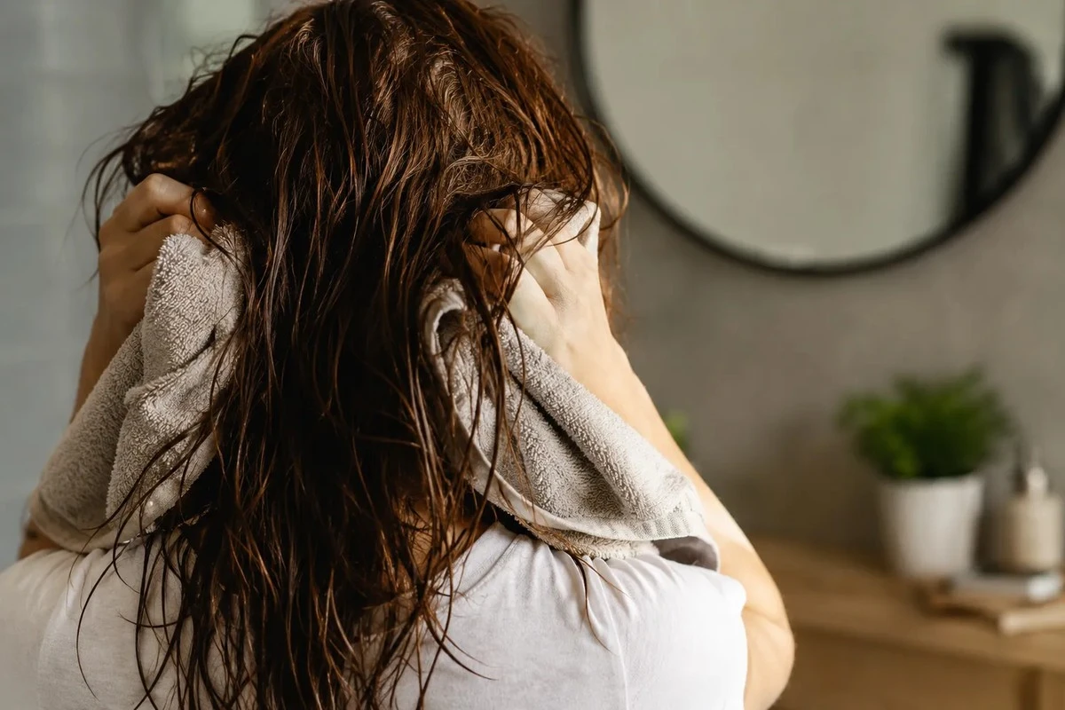 Proč zkušení kadeřníci nikdy nenanášejí kondicionér ke kořínkům vlasů