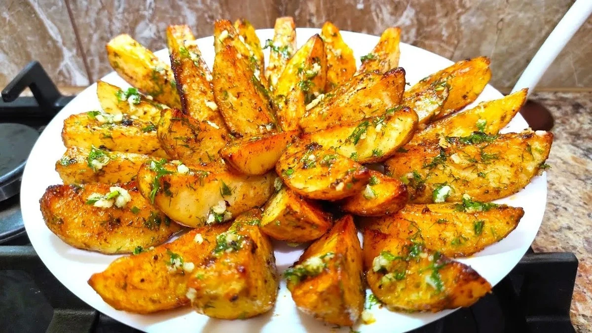 Proč zkušení kuchaři přidávají špetku sody do vody na brambory