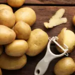 Proč zkušení kuchaři sypou do sáčku s bramborami hrubou sůl
