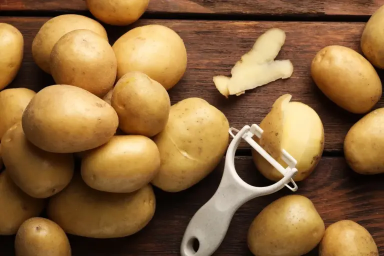 Proč zkušení kuchaři sypou do sáčku s bramborami hrubou sůl