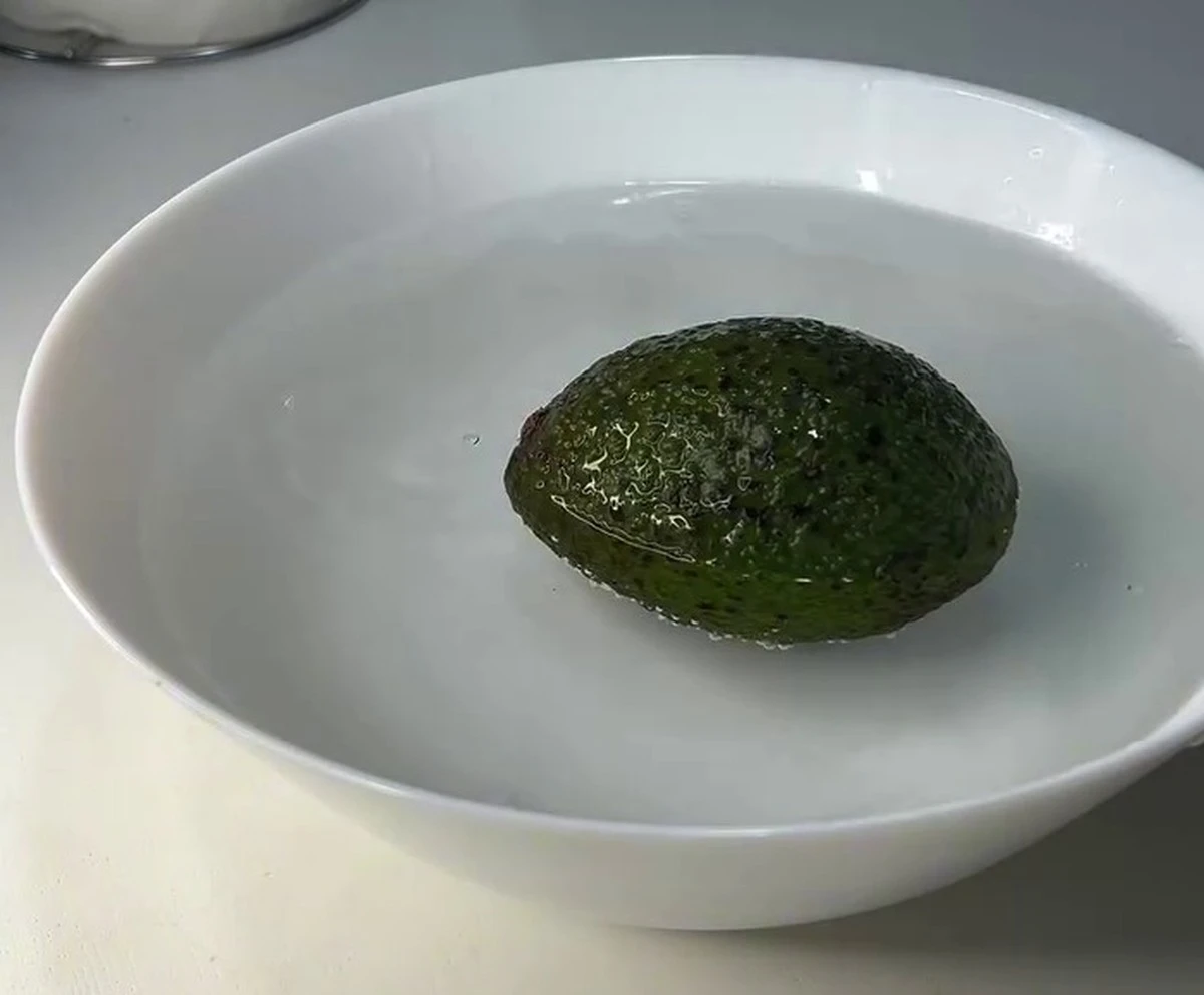 Proč zkušení kuchaři balí tvrdé avokádo do alobalu před večeří - image 1