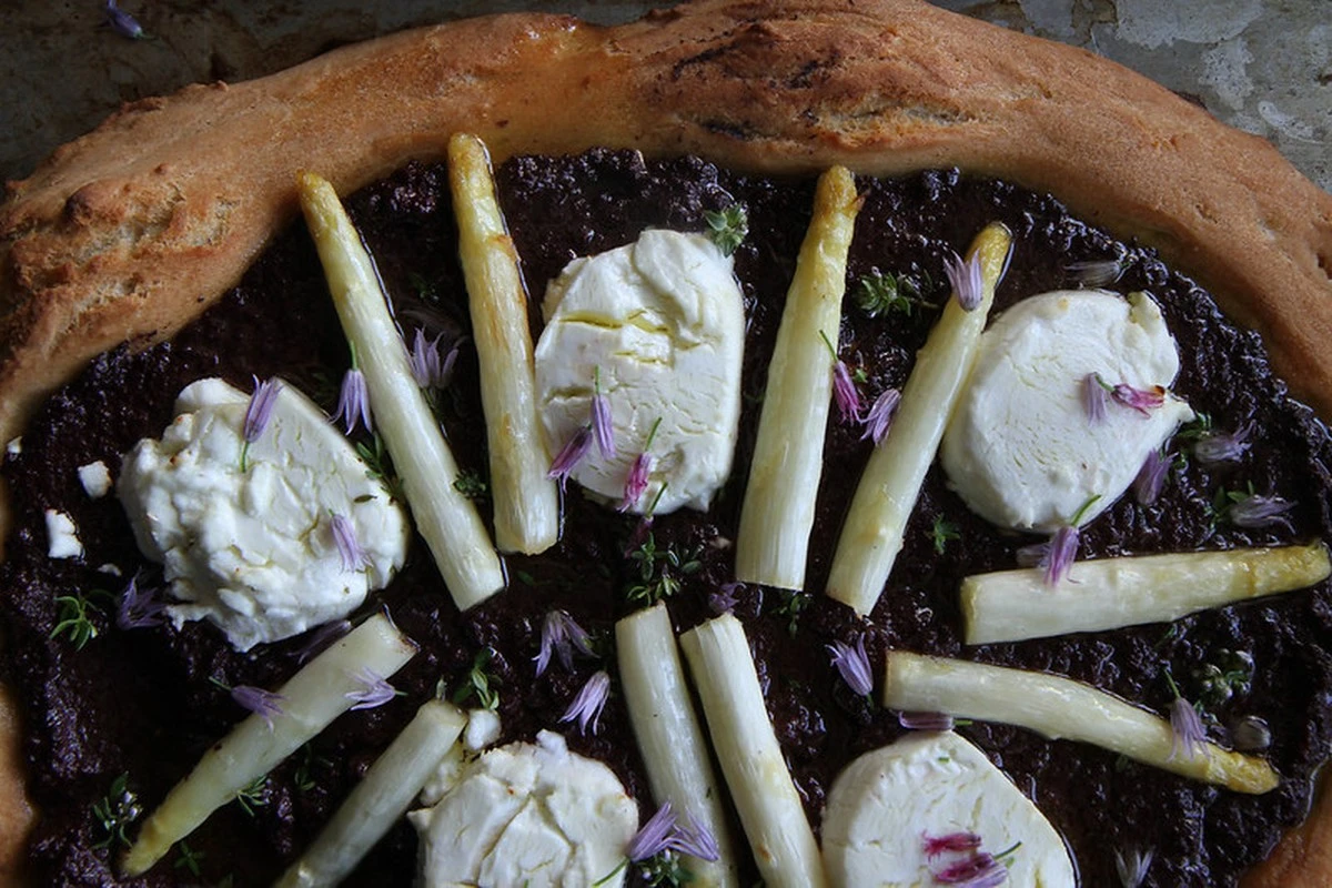 Proč zkušení kuchaři dávají na letní pizzu místo kečupu olivovou tapenádu - image 1