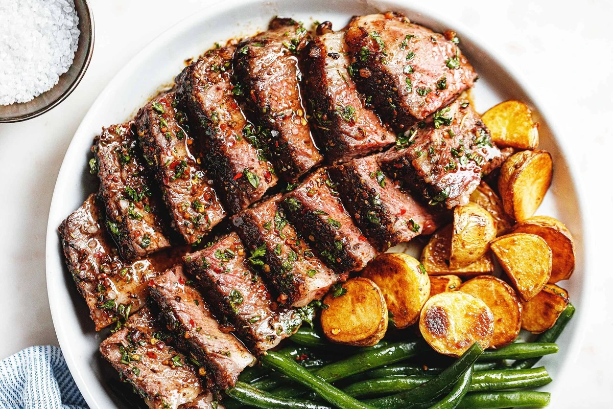 Proč zkušení kuchaři dávají na horký steak kostku mraženého másla - image 1