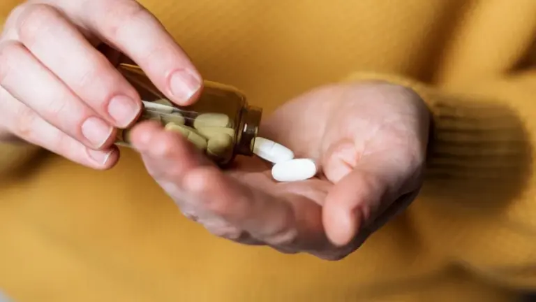 Proč zkušení lékaři doporučují seniorům vitamin B12 místo drahých multivitaminů