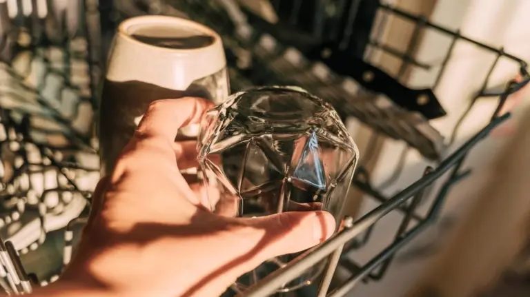 Proč zkušení lidé při úklidu používají kuchyňskou minutku a budík