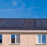 Proč zkušení majitelé domů instalují výhradně černé solární panely