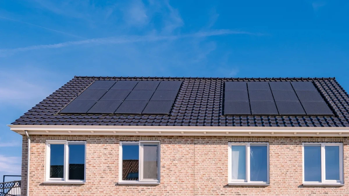 Proč zkušení majitelé domů instalují výhradně černé solární panely