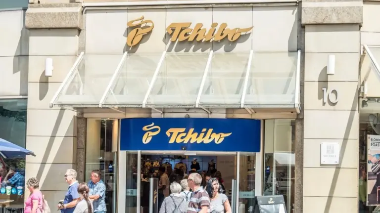 Proč zkušení minimalisté věší ramínka svisle: Trik z Tchiba, který uvolní polovinu skříně