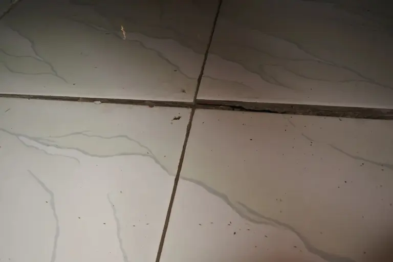 Proč zkušení mistři nikdy nepokládají dlažbu přímo na starý beton