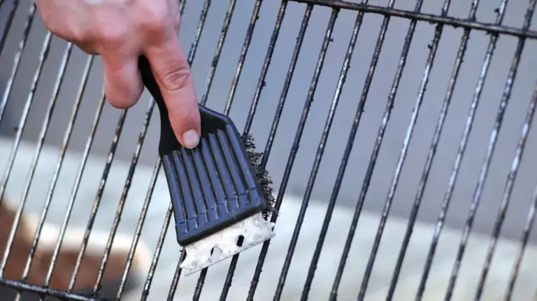 Proč zkušení mistři grilu balí špinavý rošt do starých novin